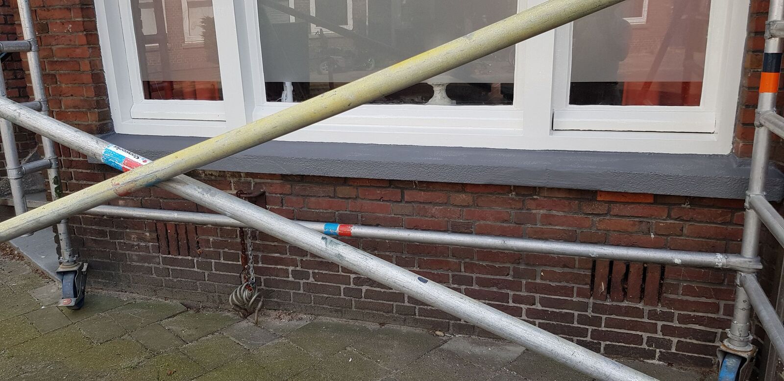 Kozijn in de steigers tijdens buitenschilderwerk