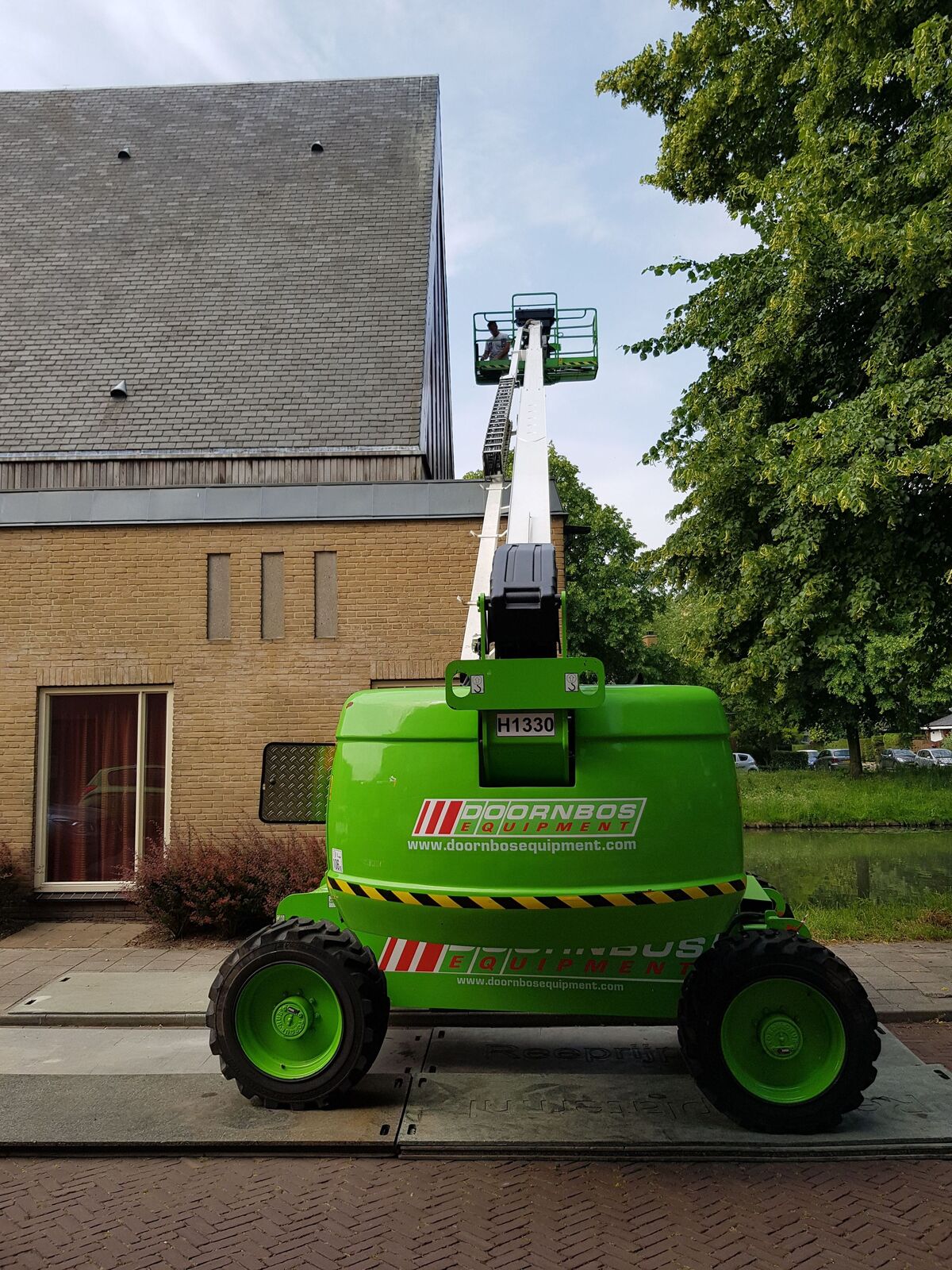 Buitenschilderwerk op hoogte met een hoogwerker