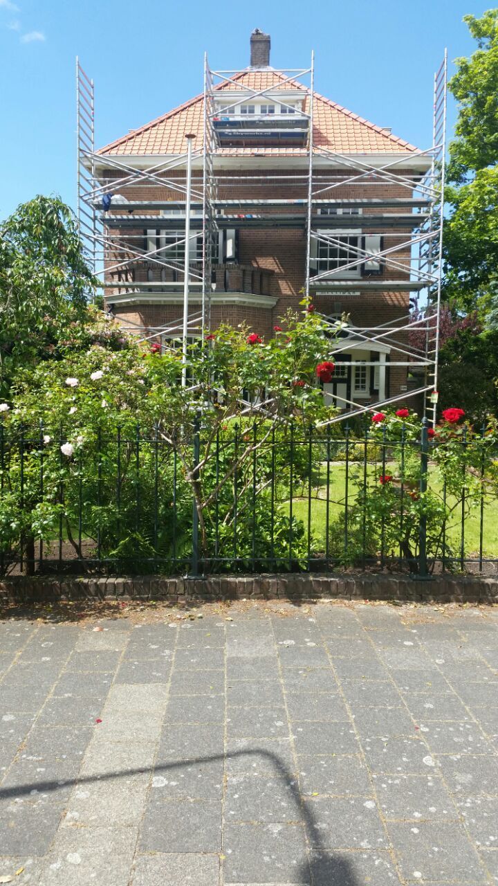 Steiger bij een woning voor buitenschilderwerk