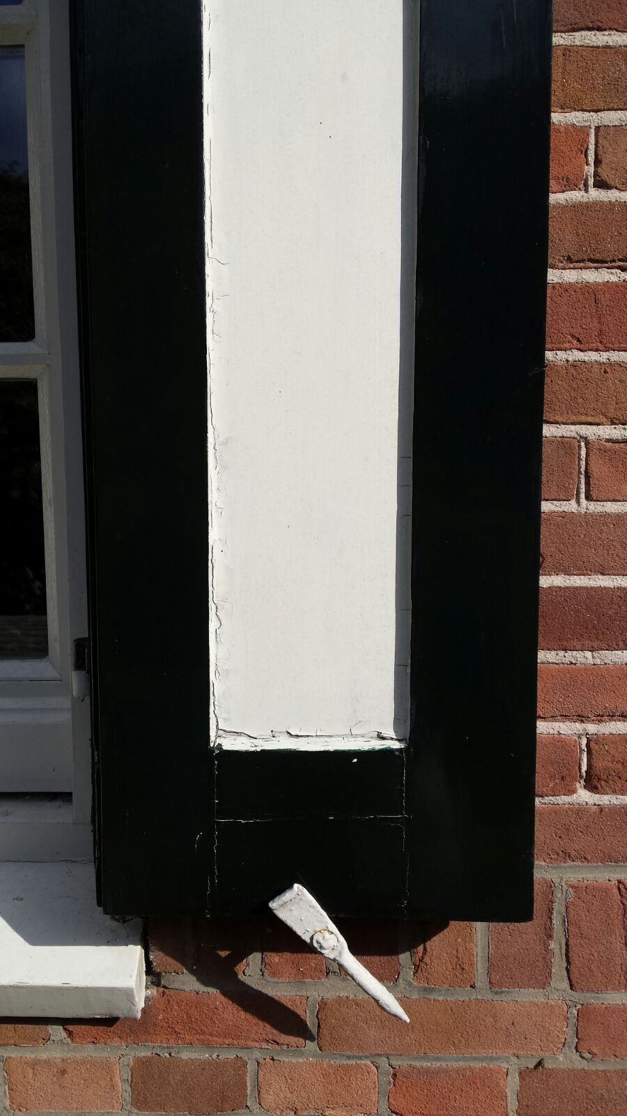 Detail van hersteld en geschilderd houtwerk