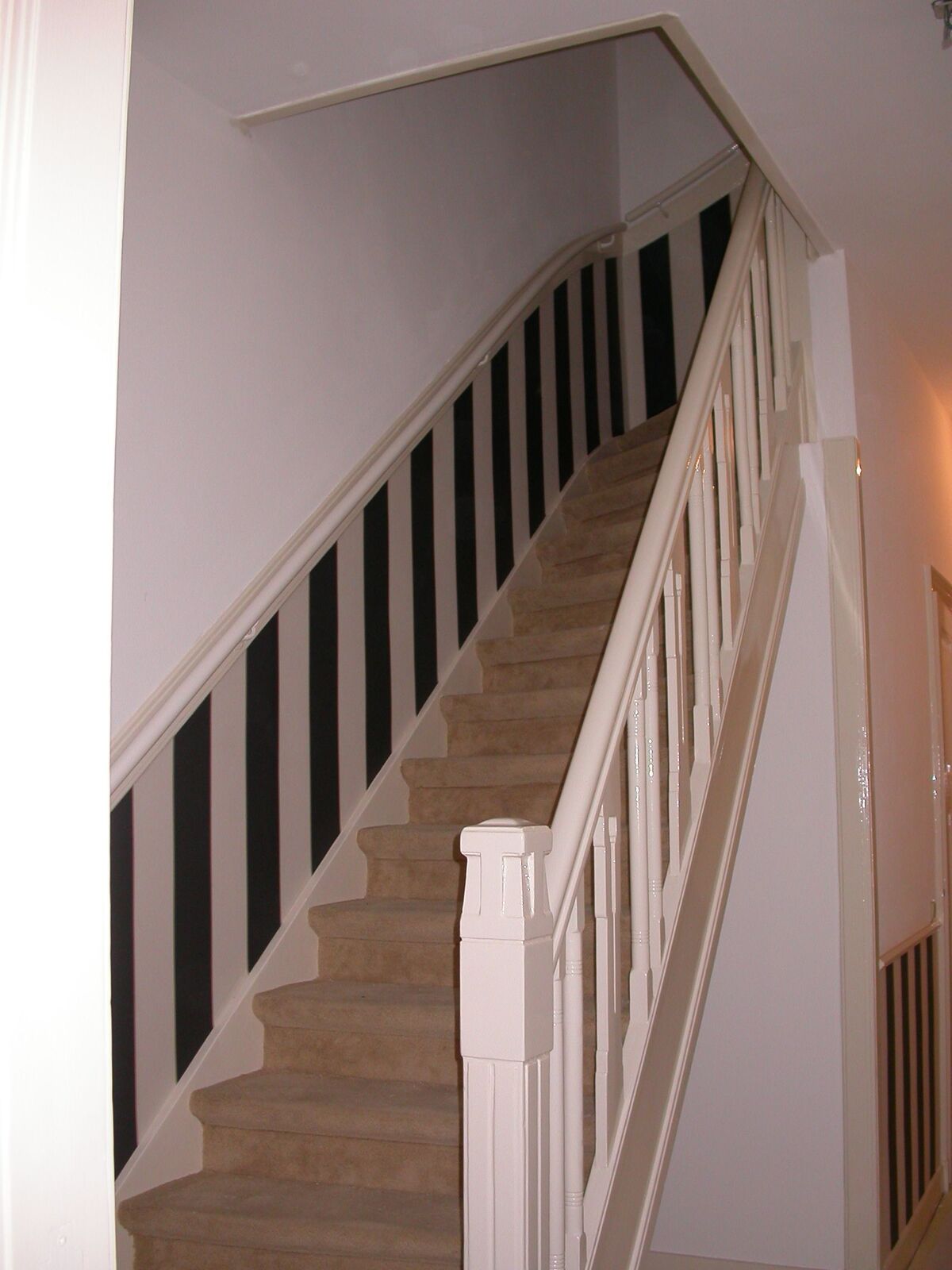 Geschilderde trap met wit en donker houtwerk