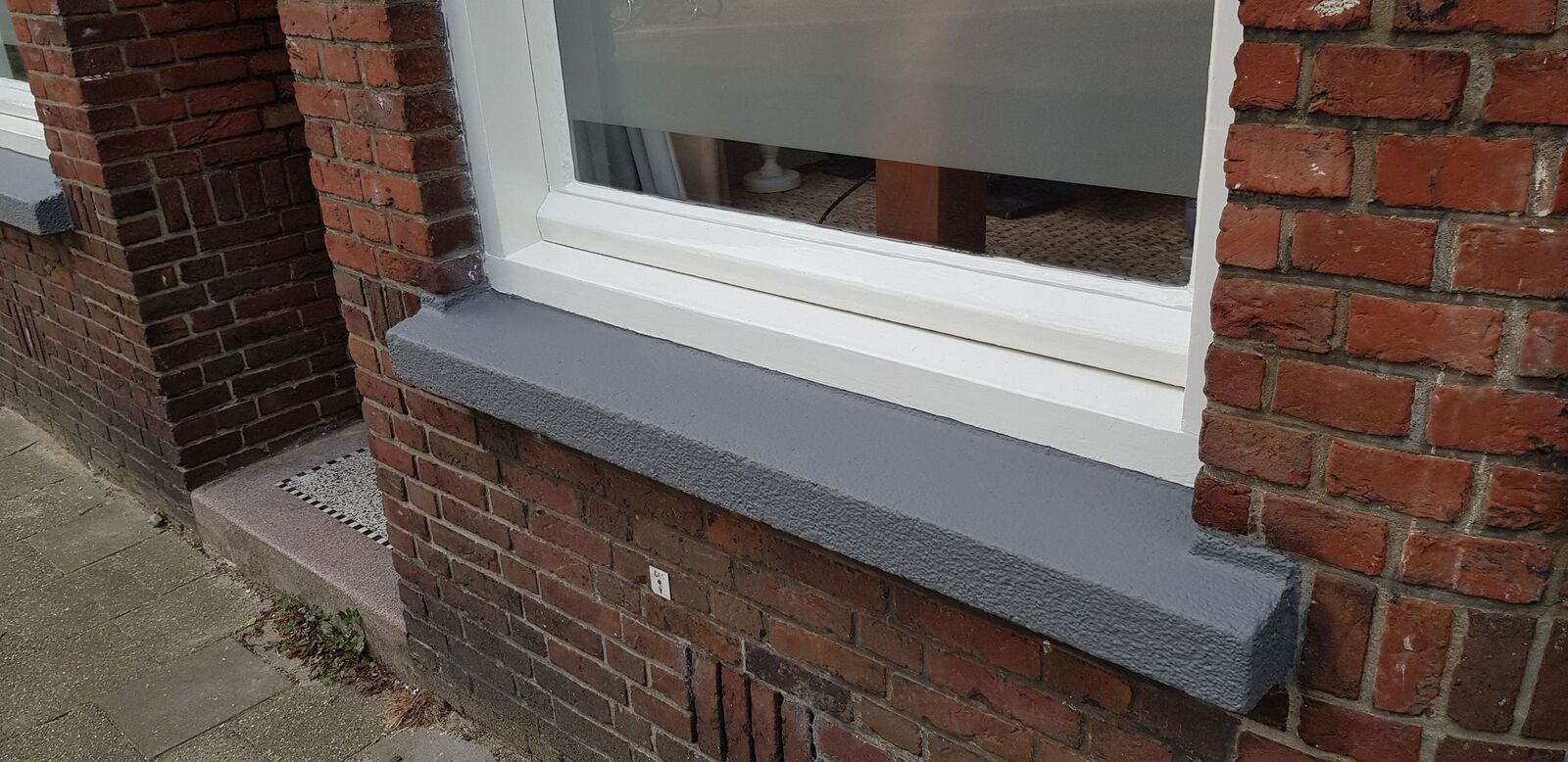 Hersteld en geschilderd houten kozijn met dorpel