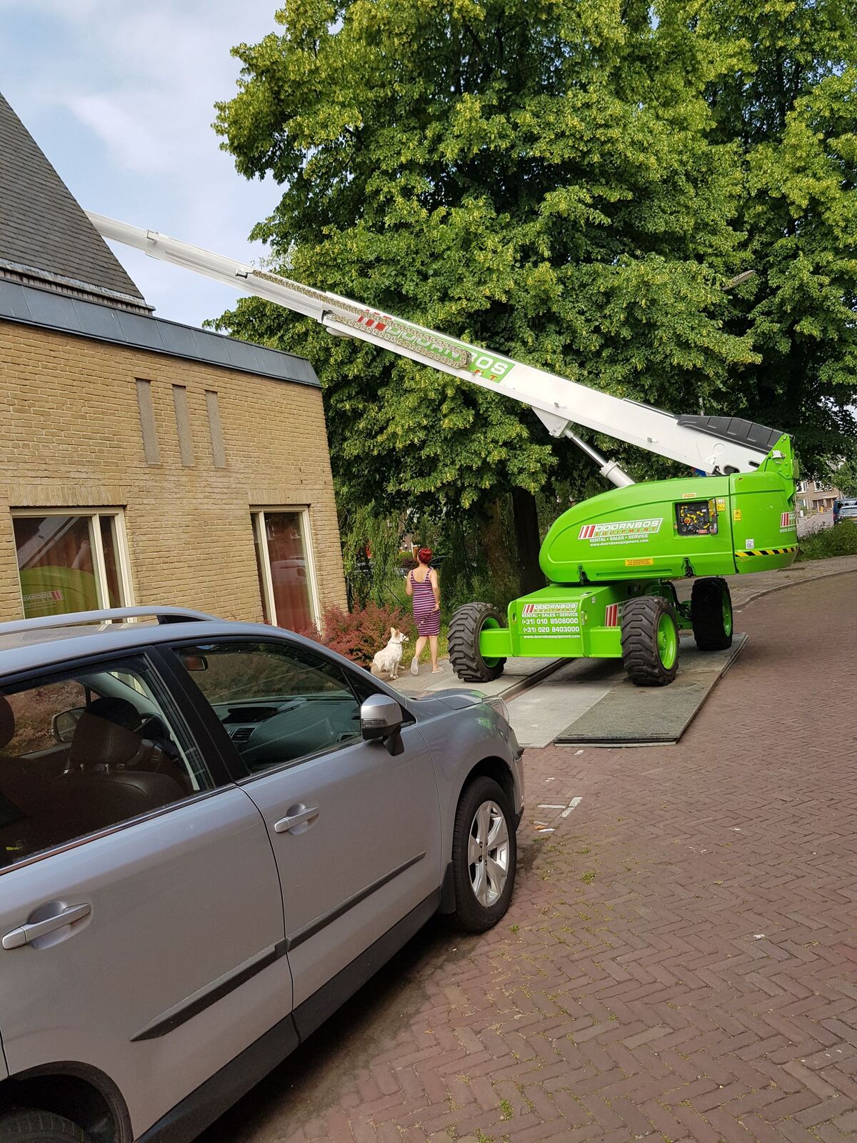 Hoogwerker voor buitenschilderwerk aan een woning