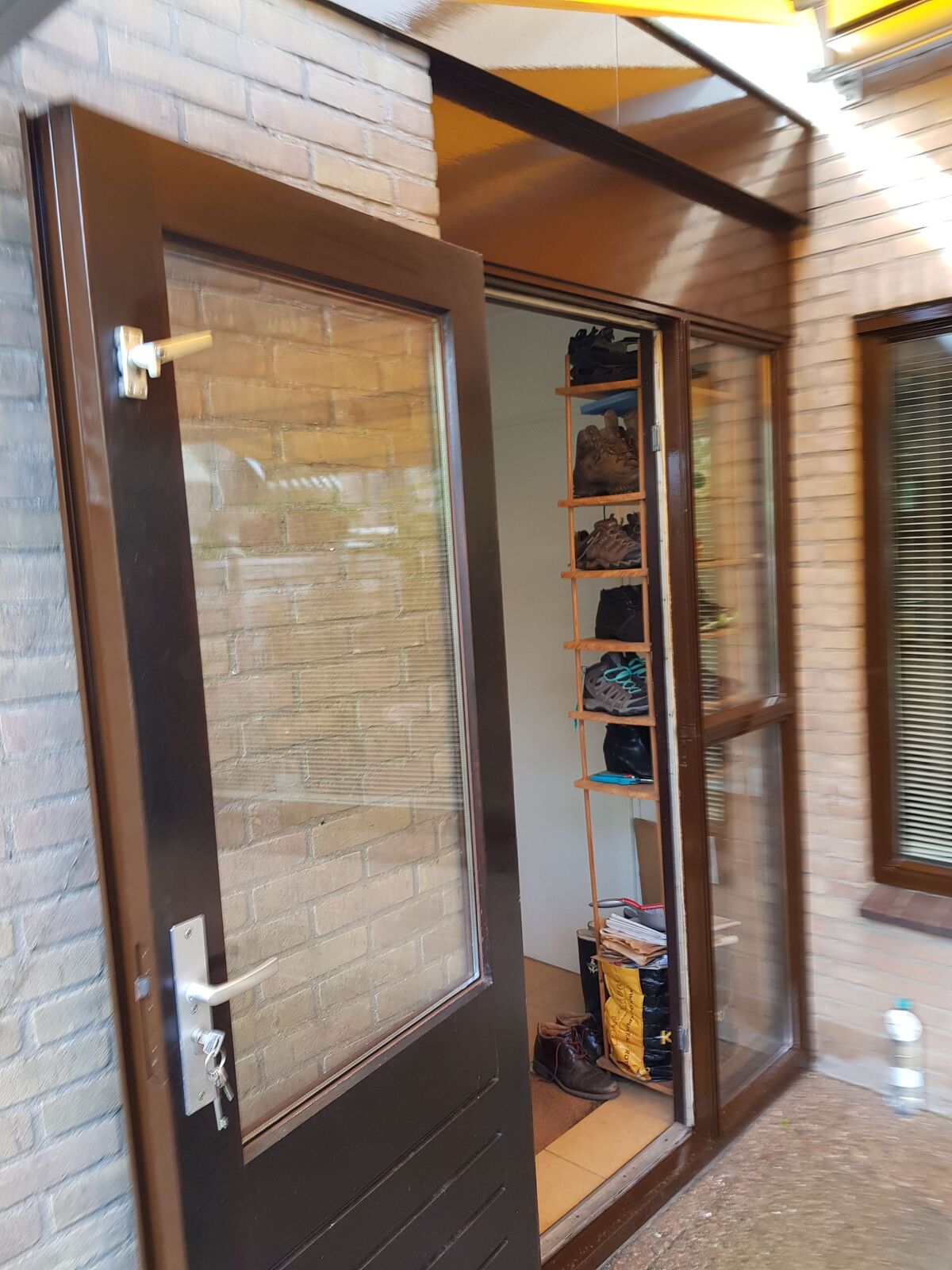 Houten tuindeur met nieuw afgewerkt houtwerk