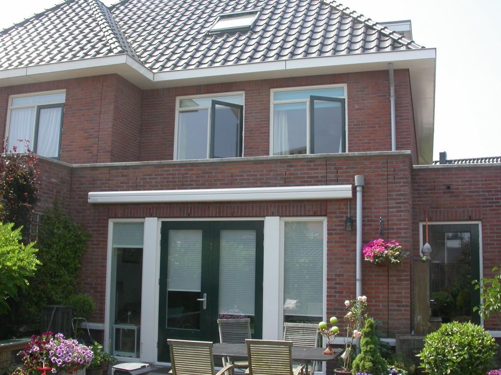 Woning met vers geschilderde witte kozijnen en tuindeuren